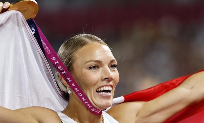 Avrupa Atletizm Şampiyonası'nda üç adlamada havada süzülen İtalyan bayraklı atlet