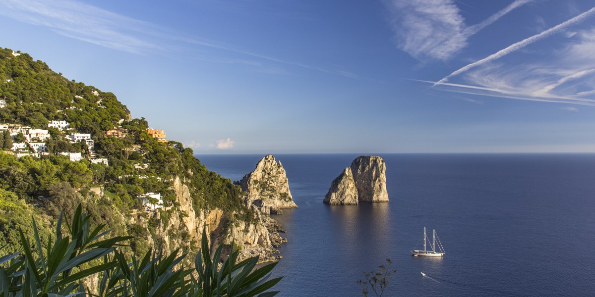Capri Faraglioni kayalıkları