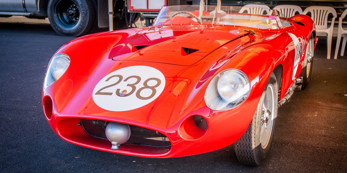 Ferrari kırmızı spor araba
