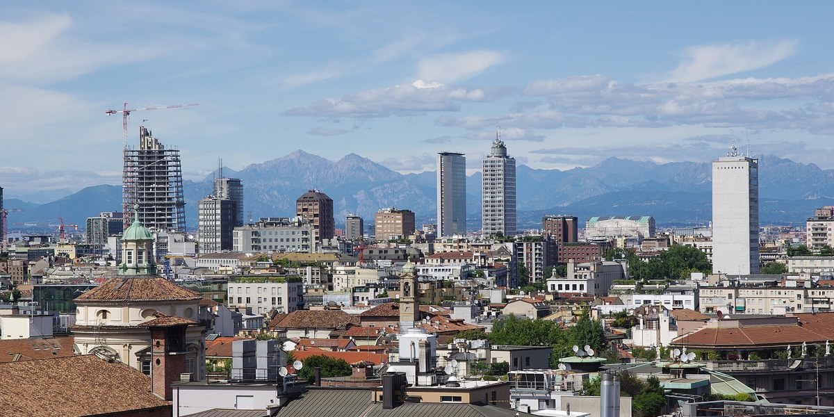 Milano silüeti ve arkadaki Alpler