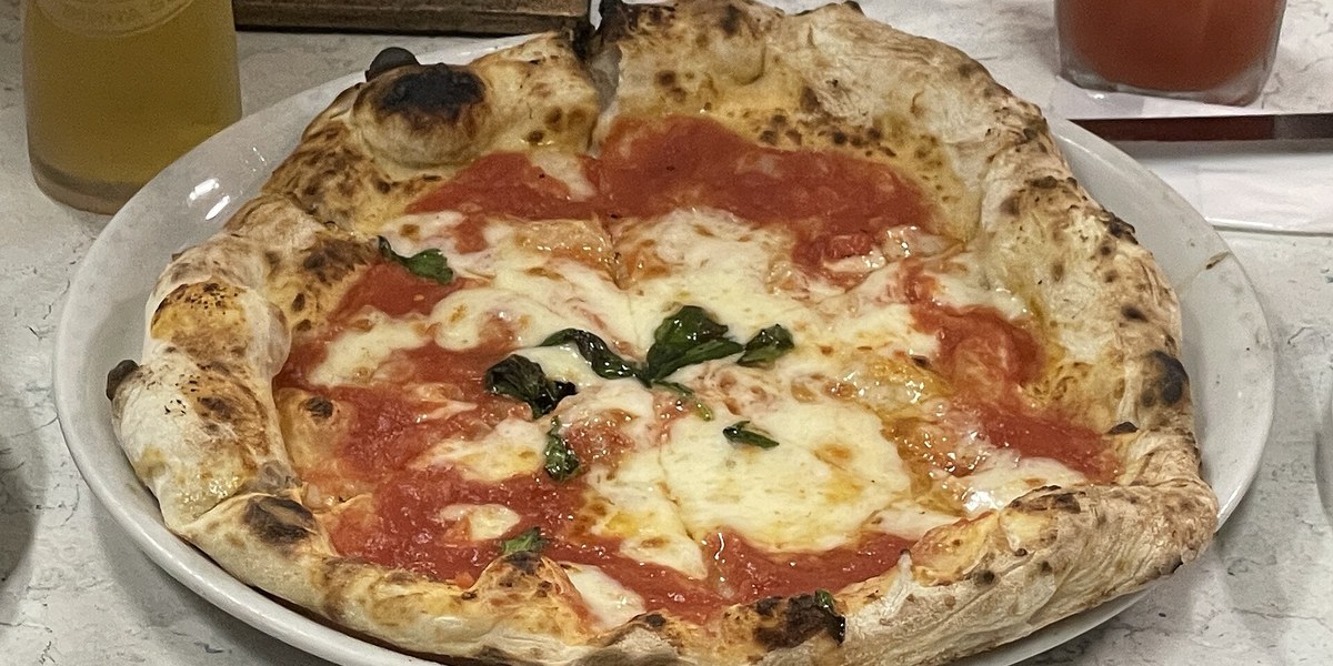 Odun fırınından çıkmış margherita pizza