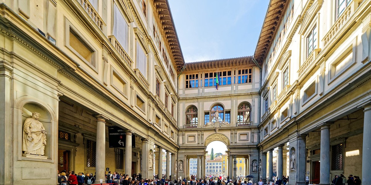 Uffizi'nin sütunlu iç avlusunda gezen ziyaretçiler