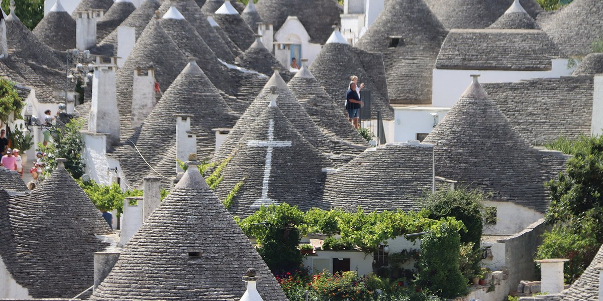 Alberobello'da konik çatılı trulli evleri