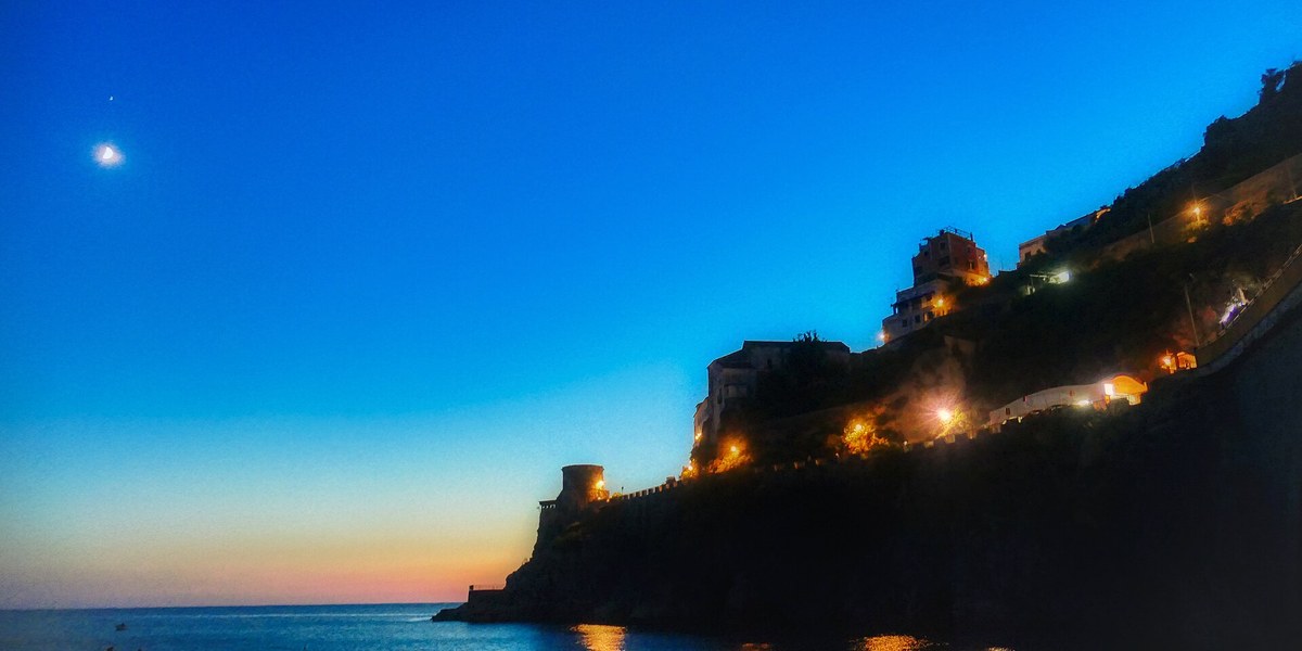 Amalfi kıyısında gün batımı ve deniz