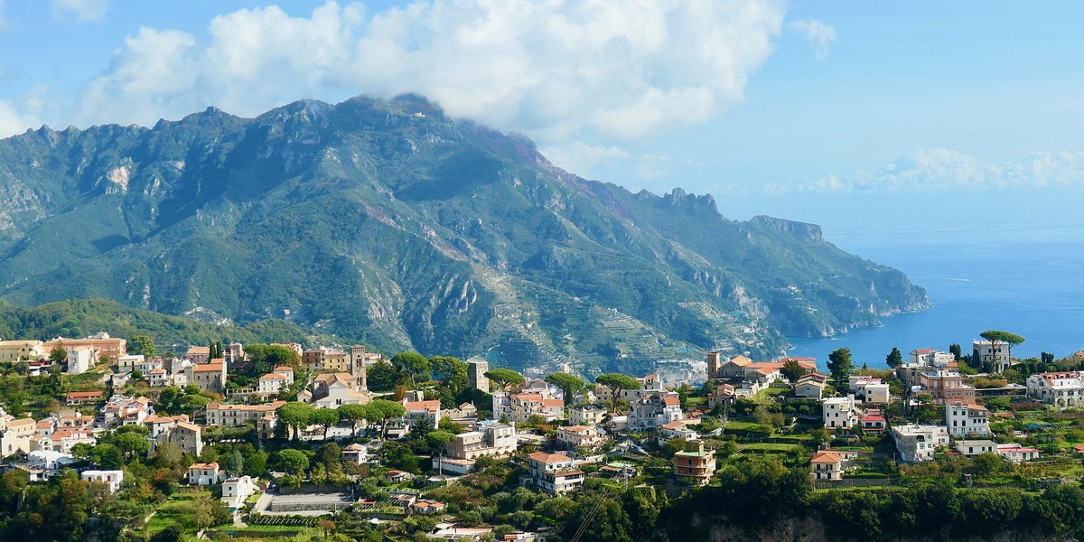 Amalfi kıyısında sonbahar ışığında tepe kasabası