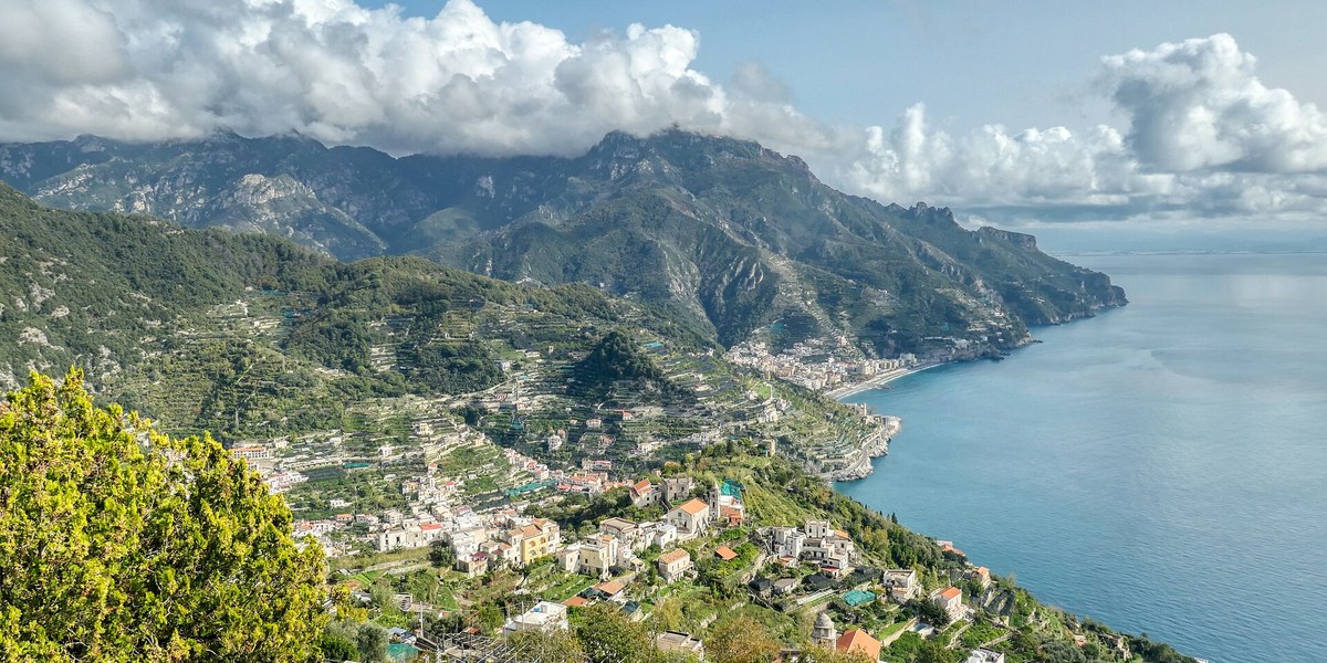 Amalfi kıyısında sahil yolu ve denize inen kasabalar