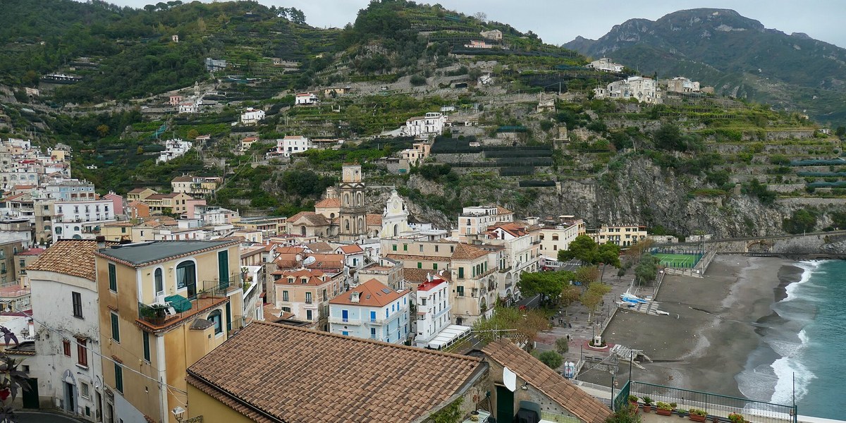 Amalfi kıyısında denize inen kasaba