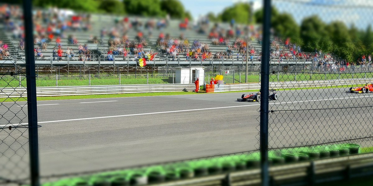 Monza pistinde yarışan Formula 1 araçları