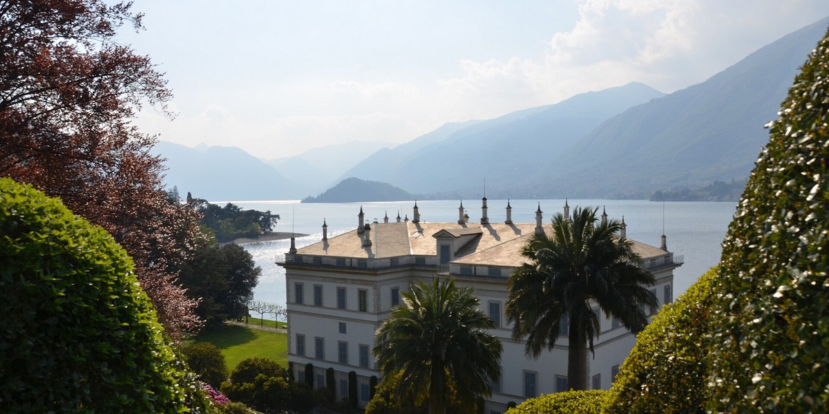 Como Gölü kıyısında Bellagio'nun bahçeleri