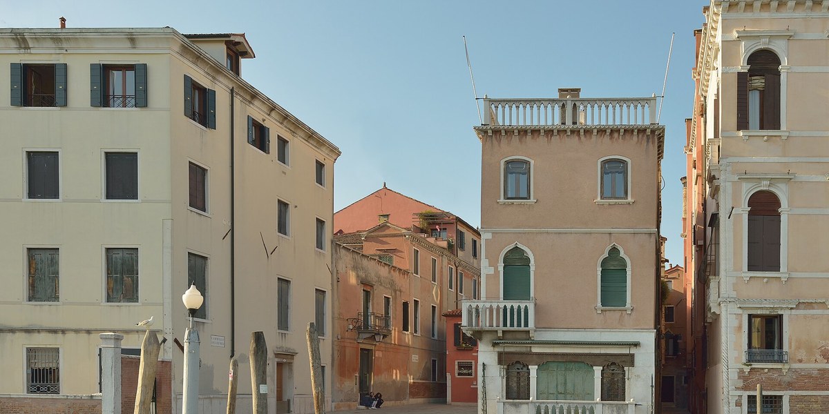 Venedik'te Cannaregio'da sakin bir kanal kenarı sokağı