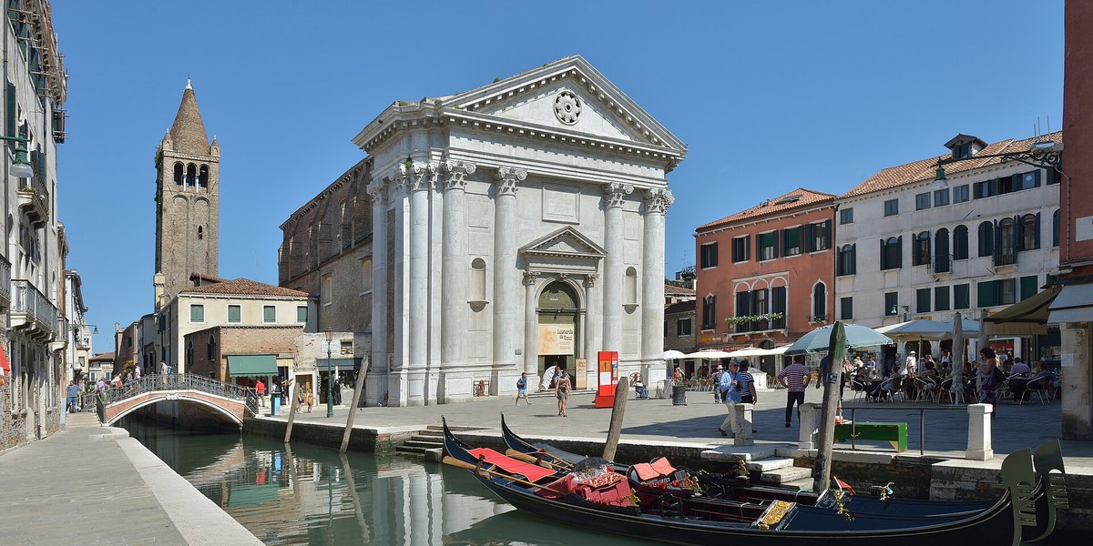 Venedik'te Campo San Barnaba ve çevresindeki binalar
