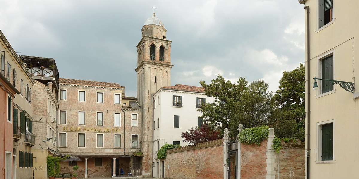 Venedik'te Campo San Simone Grande ve çan kulesi