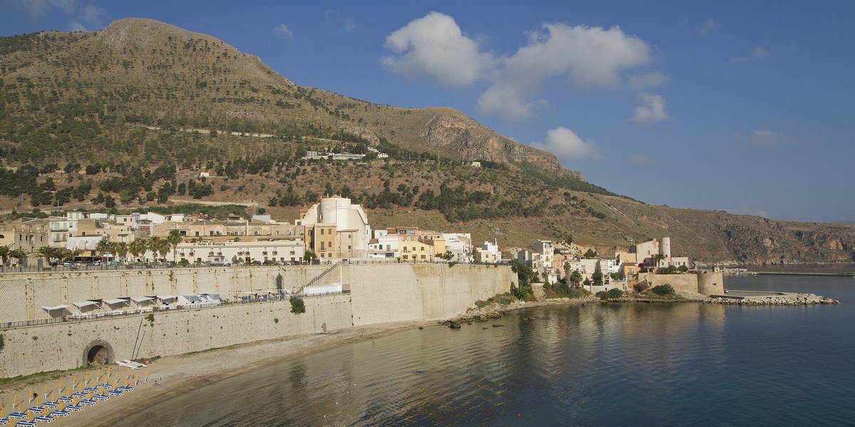 Castellammare del Golfo körfezi ve kasabası