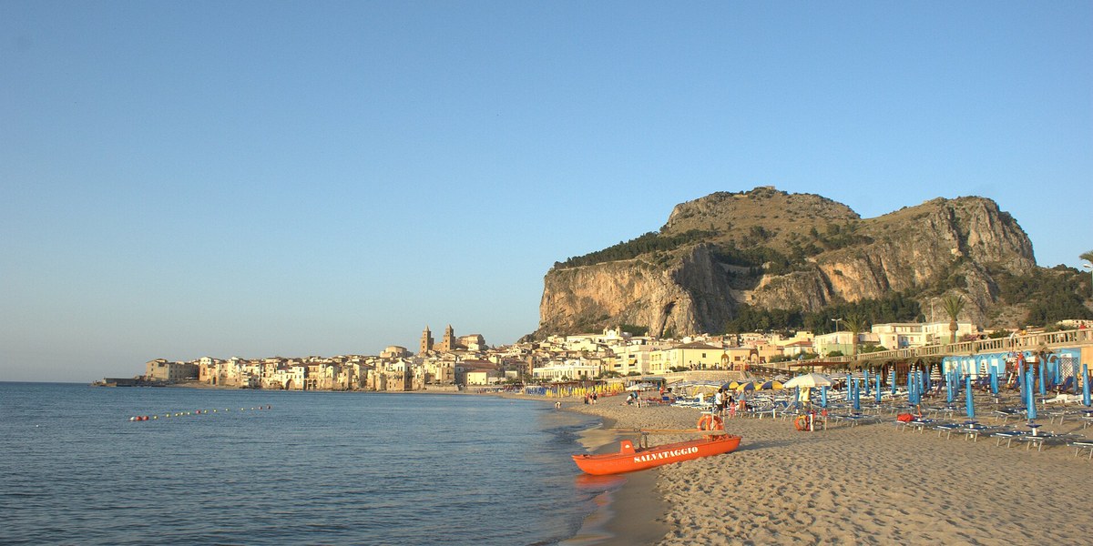 Cefalù'nun kayası, kasabası ve plajı