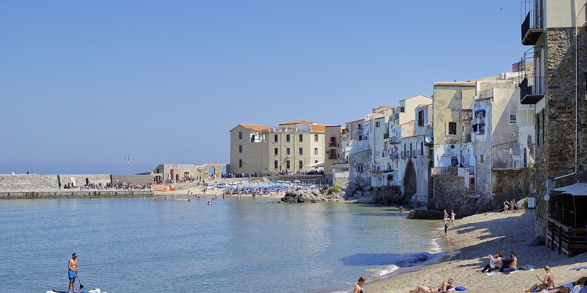 Cefalù'da eski kasaba ve önündeki plaj