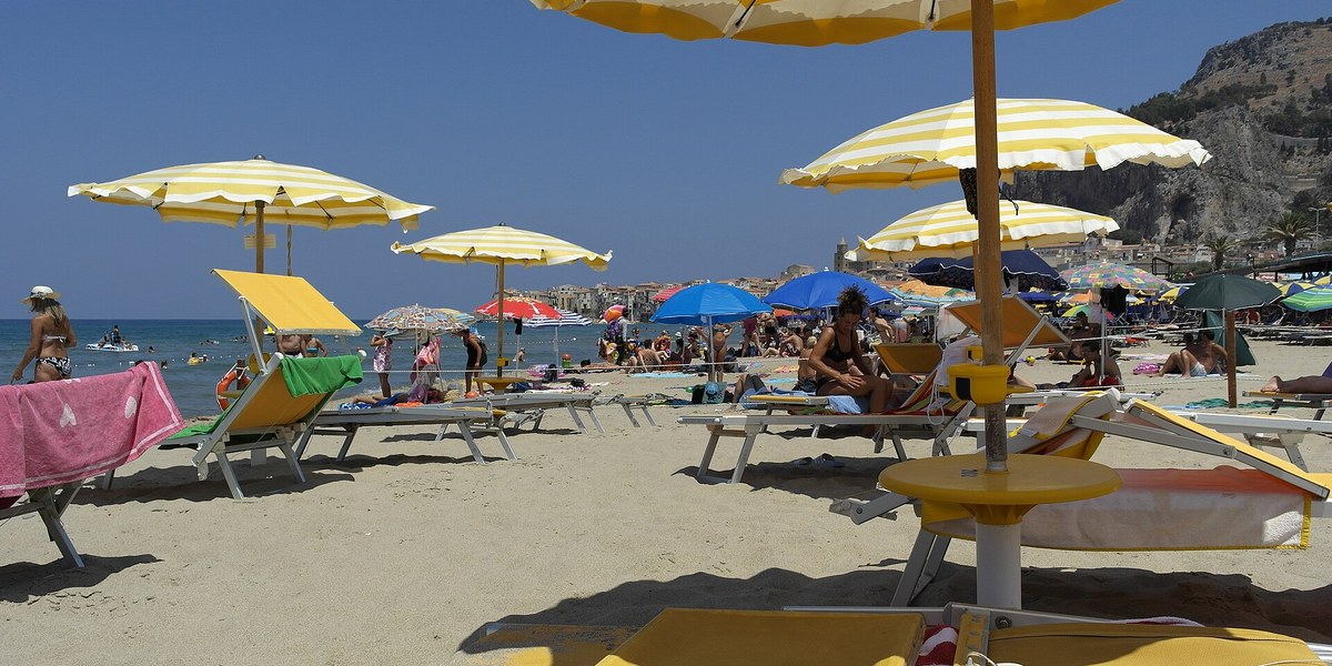 Sarı şemsiyeler ve şezlonglarla dolu bir İtalyan plajı
