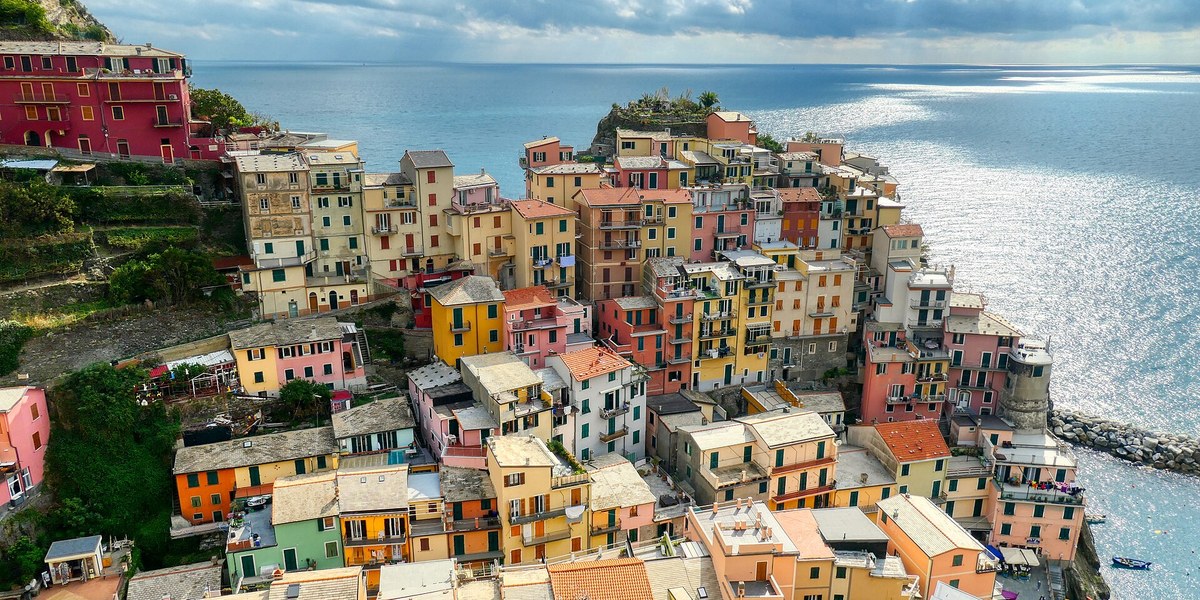 Cinque Terre'de yamaca dizilmiş renkli evler