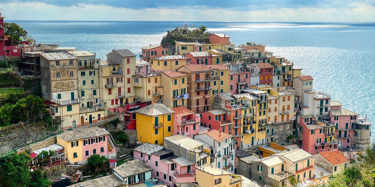 Cinque Terre'de denize bakan renkli evler