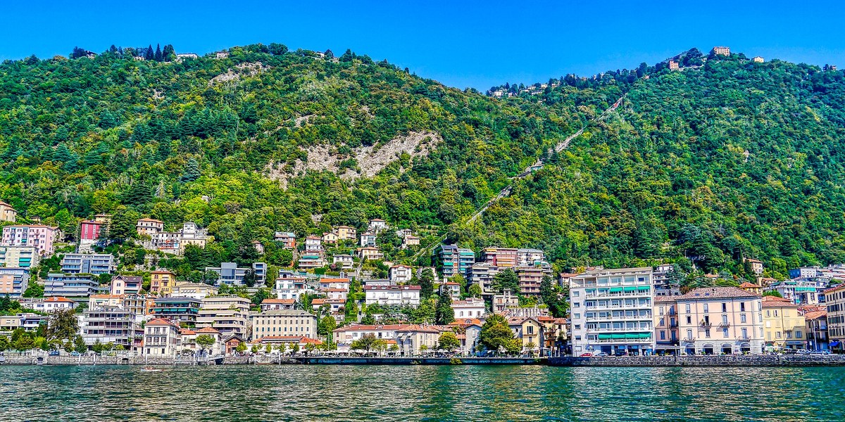 Como Gölü kıyısında yamaca kurulmuş kasaba