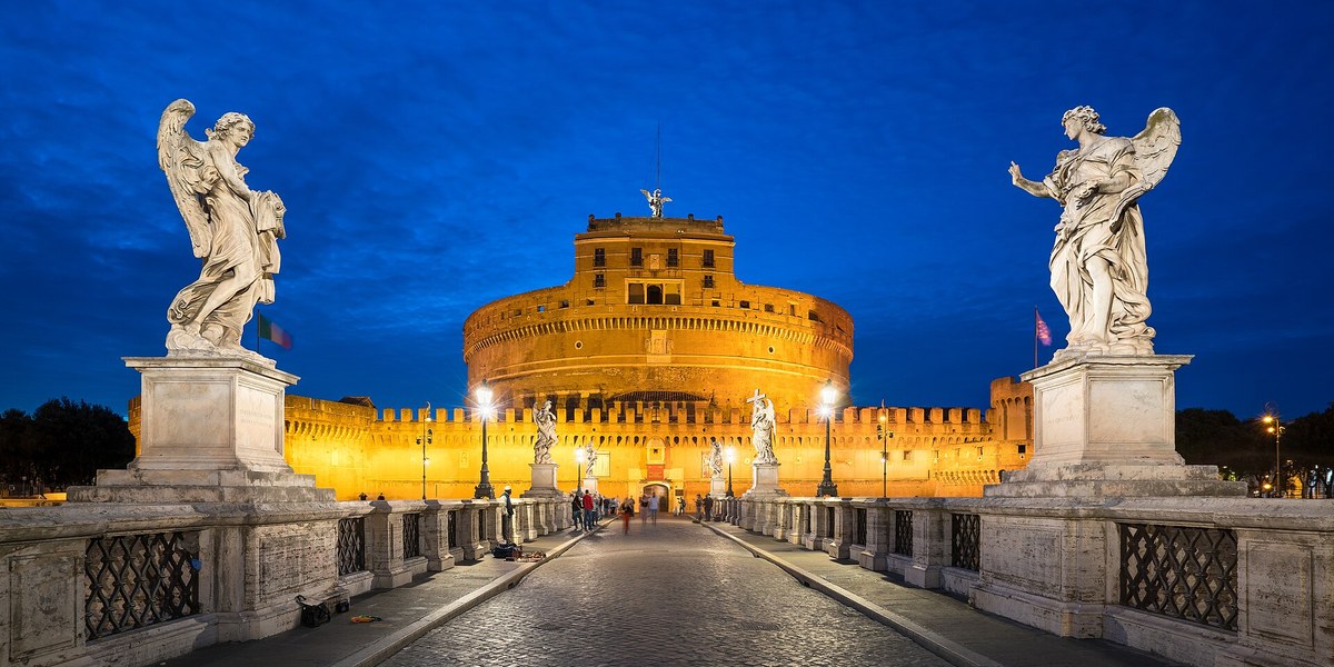 Castel Sant'Angelo ve köprüsünün altın saatte görünümü