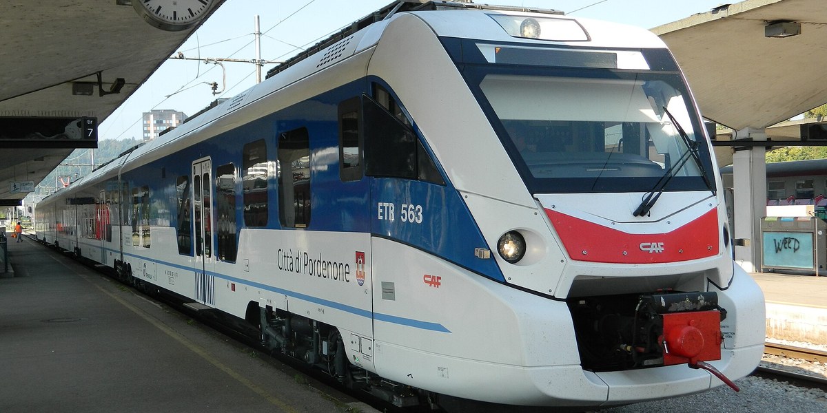 İstasyonda bekleyen bölgesel tren