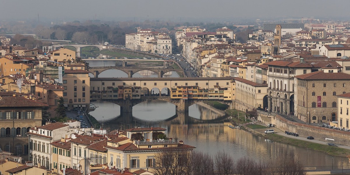Arno üzerinde Ponte Vecchio ve arka plandaki köprüler