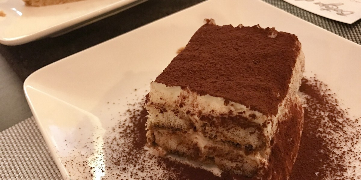 Kakao serpilmiş tiramisu dilimi