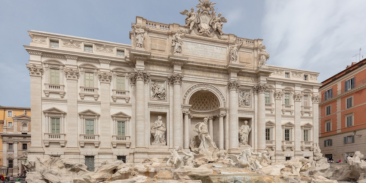 Trevi Çeşmesi'nin gündüz ışığında ön cephesi