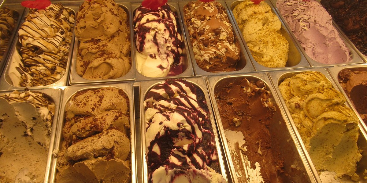 Dondurmacı tezgahında sıralanmış gelato çeşitleri