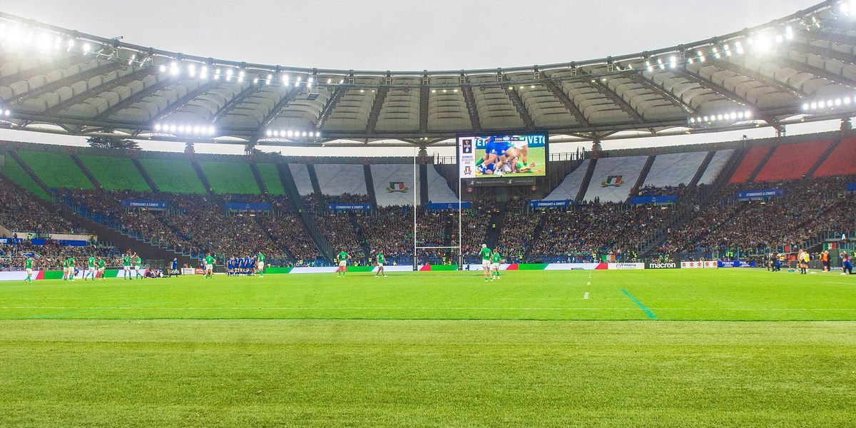 Stadyum sahası ve tribün panoraması