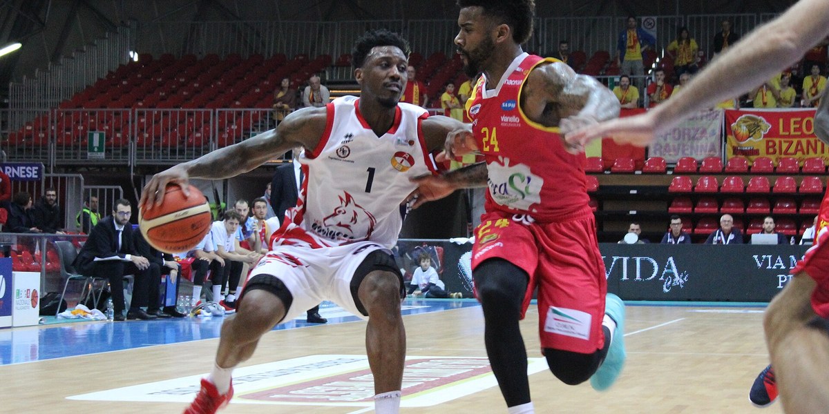 İtalyan basketbol liginde bir maçtan pota altı mücadele
