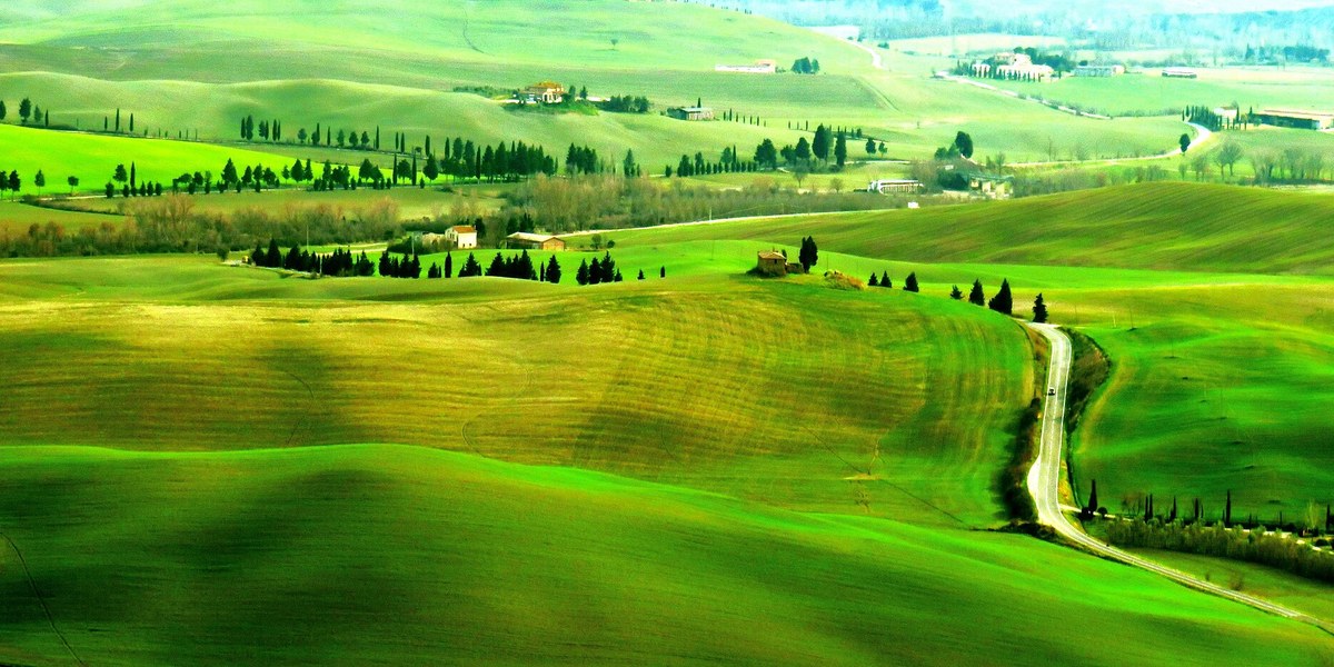 Val d'Orcia'nın yeşil dalgalı tepeleri