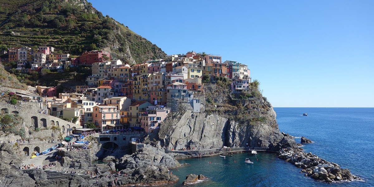Manarola'nın kayalık burnu ve deniz