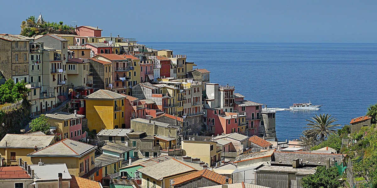 Manarola'nın denize bakan renkli evleri