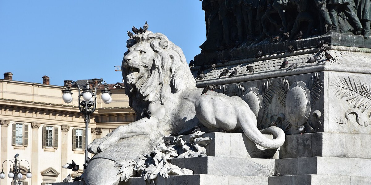 Milano'da Vittorio Emanuele Anıtı'nın aslan heykeli