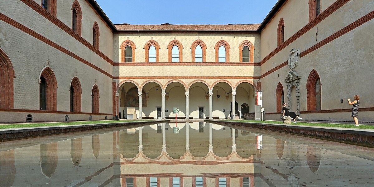 Milano'da sütunlu tarihi bir avlu