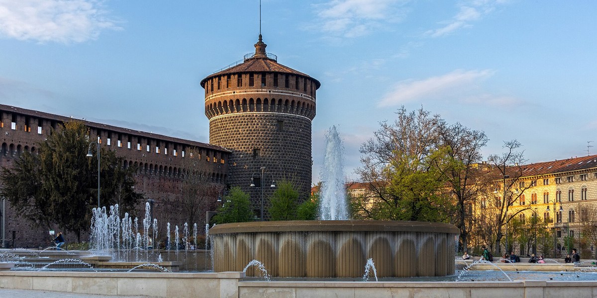 Milano'da Castello Sforzesco'nun kulesi ve çeşmesi