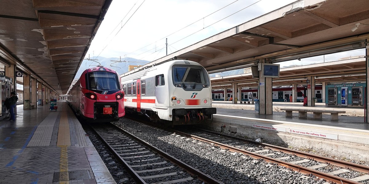 Palermo Centrale'de perondaki kırmızı bölgesel tren