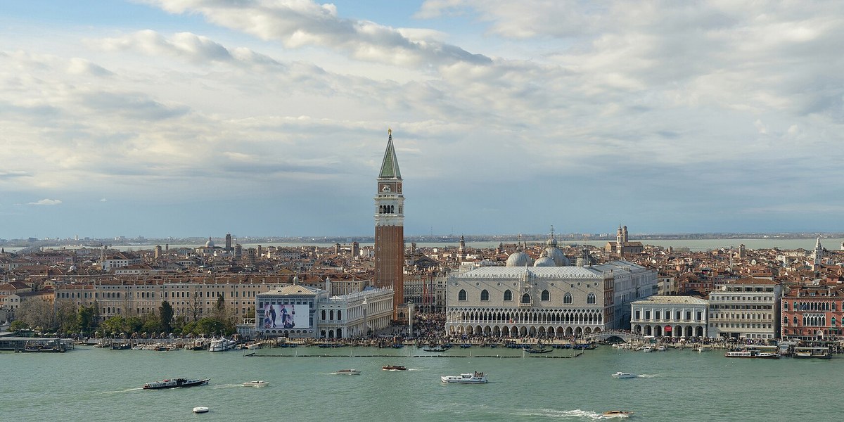 Venedik'te San Marco Meydanı ve çan kulesinin panoraması