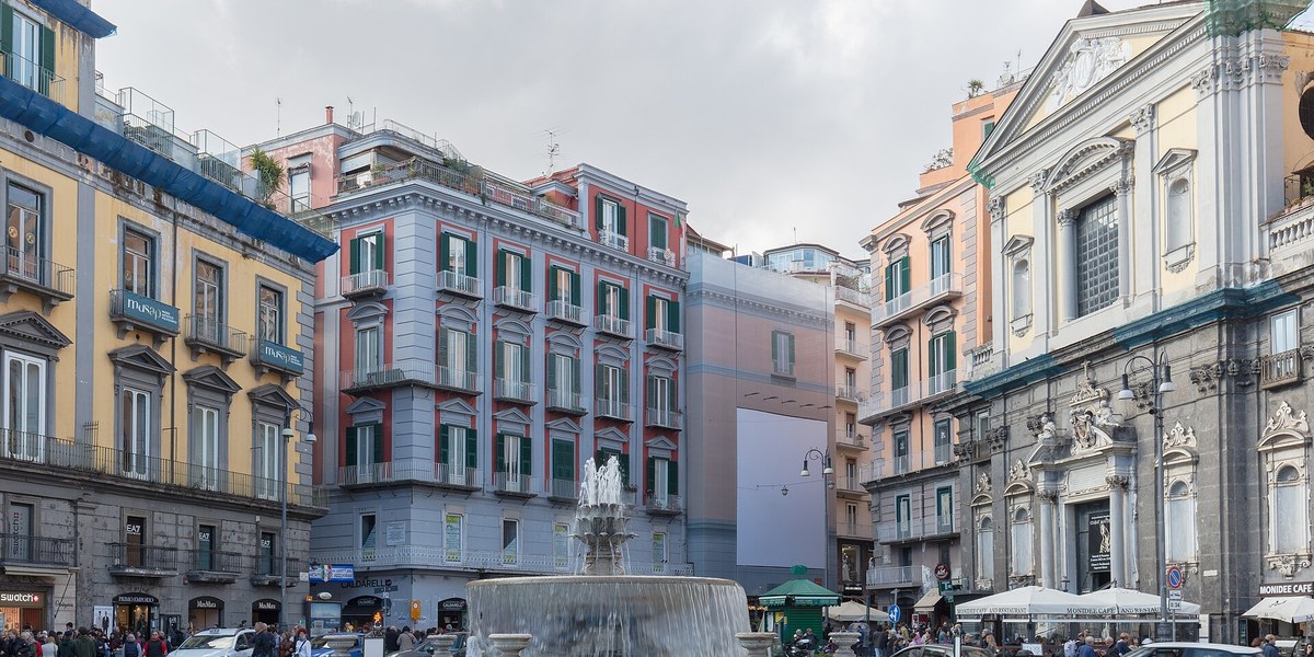 Napoli'de Piazza Trieste e Trento ve çevresindeki binalar
