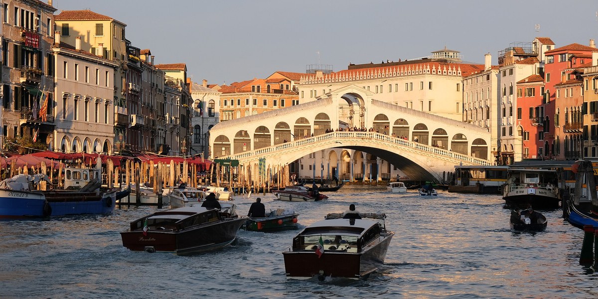 Rialto Köprüsü ve altındaki kanal trafiği