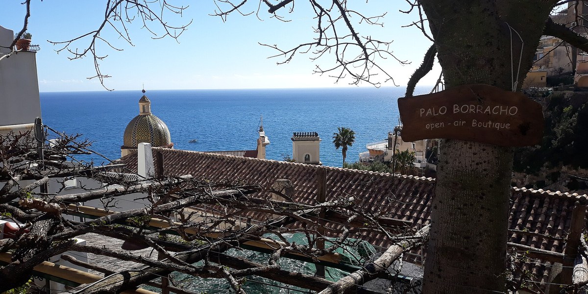Positano'da çatılar ve deniz