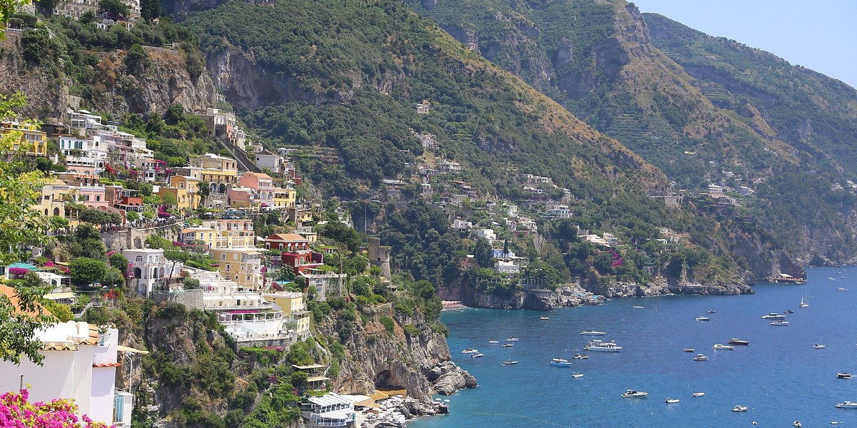 Positano'nun denize inen renkli evleri