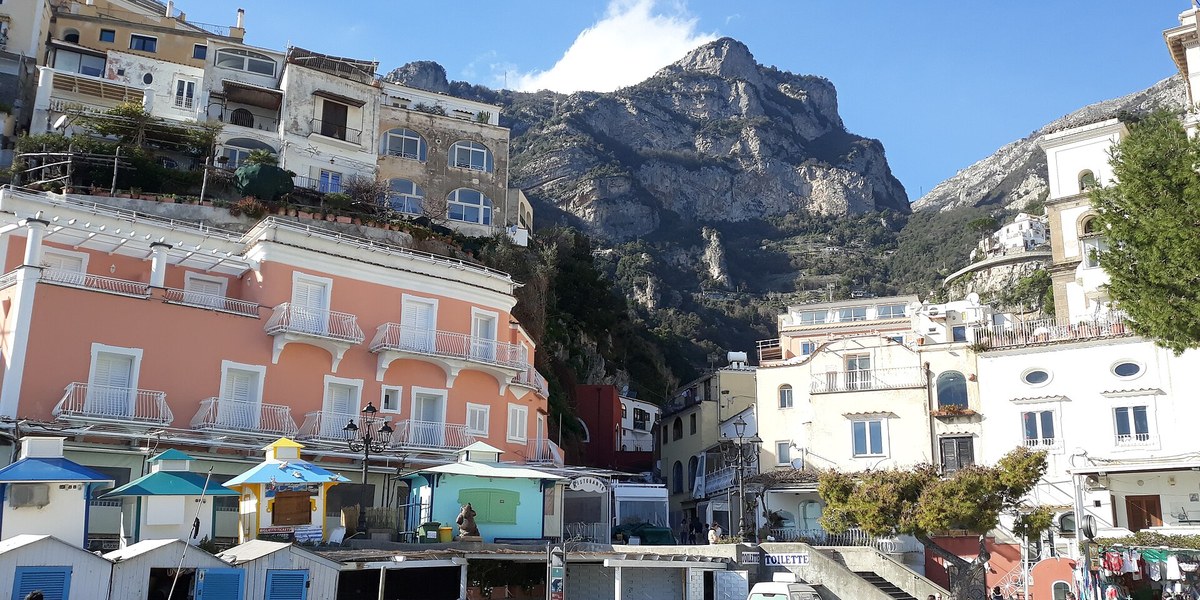 Positano'da sahil ve renkli evler