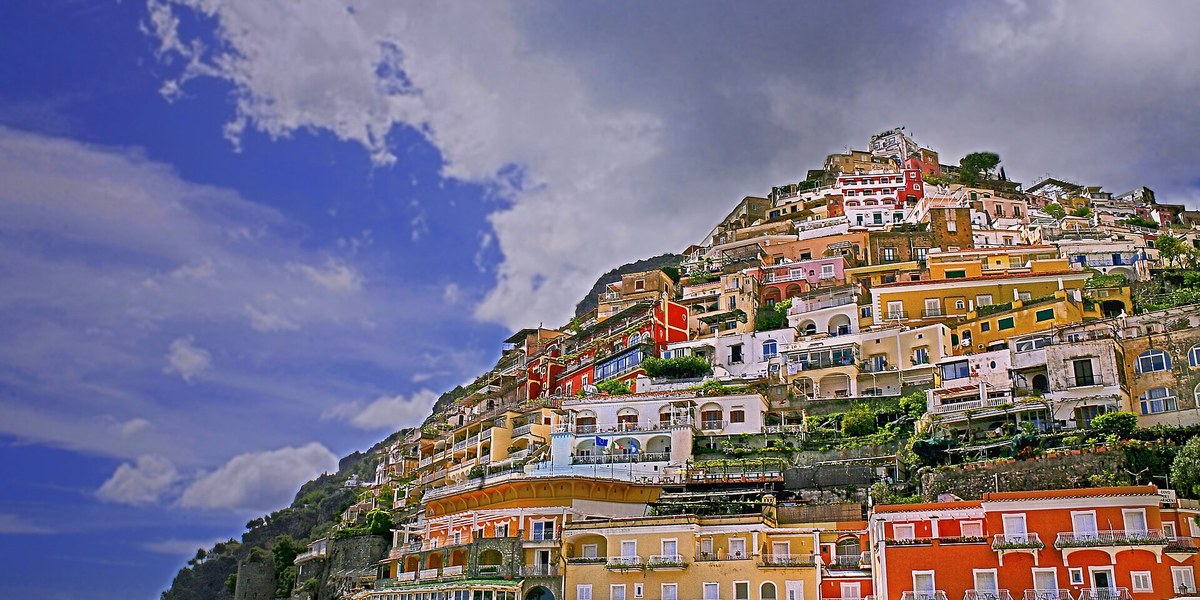Positano'nun renkli cepheleri ve dramatik gökyüzü