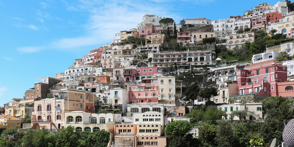 Positano'da limonlu bir terastan kasaba manzarası