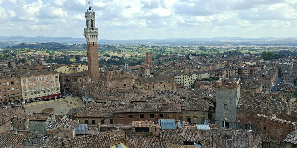Siena'nın kule ve çatılarla dolu panoraması