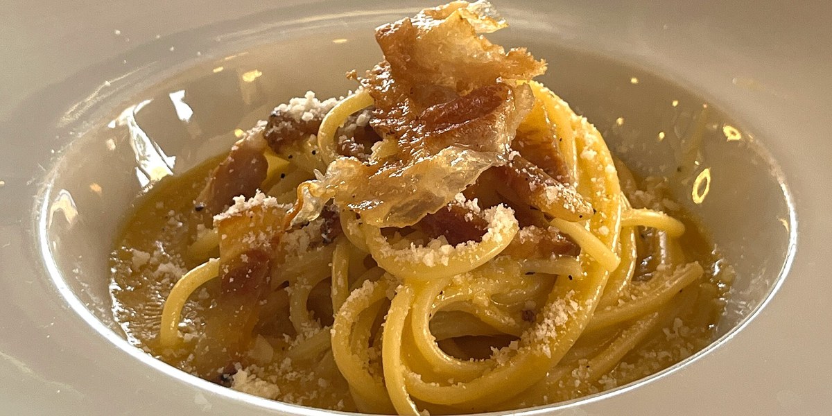 Restoranda servis edilen spaghetti alla carbonara