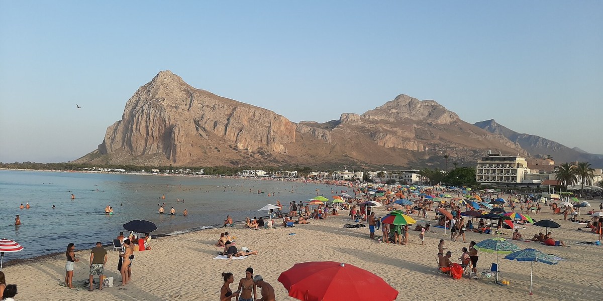 San Vito Lo Capo'da şemsiyeli plaj ve arkasındaki dağ