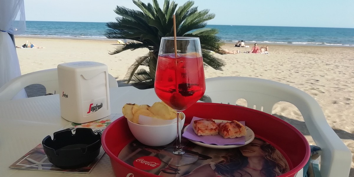 Plajda masada spritz ve atıştırmalık